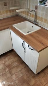 Установлена новая столешница из ДСП, аккуратно подогнана по размеру, закреплена на кухонных шкафах, вырезано отверстие под мойку, герметично з аделаны стыки для предотвращения протечек.