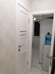 Установлены декоративные элементы вокруг двери, аккуратно закреплены, обеспечивая эстетичный вид и завершенность интерьера. Все работы выполнены с точностью и вниманием к деталям.